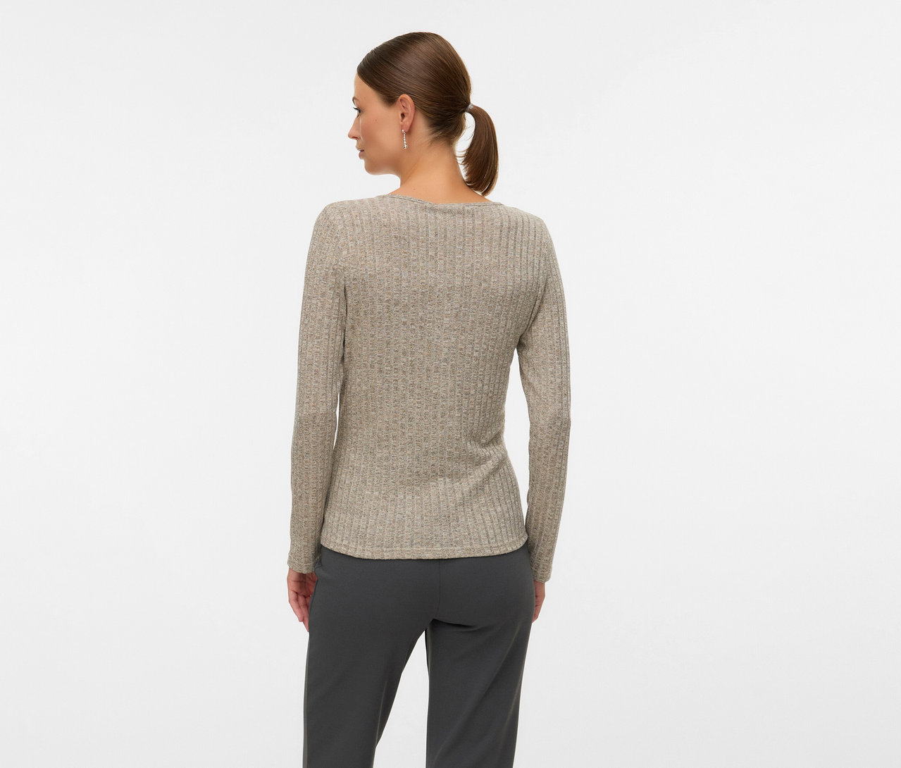 Frau von hinten mit MAMALICIOUS Shirt »MLPAMMIE LIA«, grau meliert, langen Ärmeln und grauer Hose vor weißem Hintergrund.