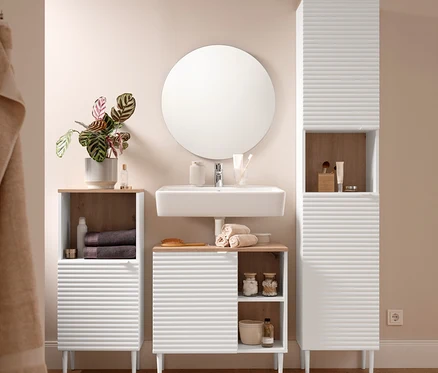 Badezimmer-Ensemble mit Waschbecken, rundem Spiegel »Ameca«, Komfort-Badematte, Badschrank, Waschbeckenunterschrank, Badhochschrank, zwei Aufbewahrungskörben und zwei grauen Premium-Handtüchern.