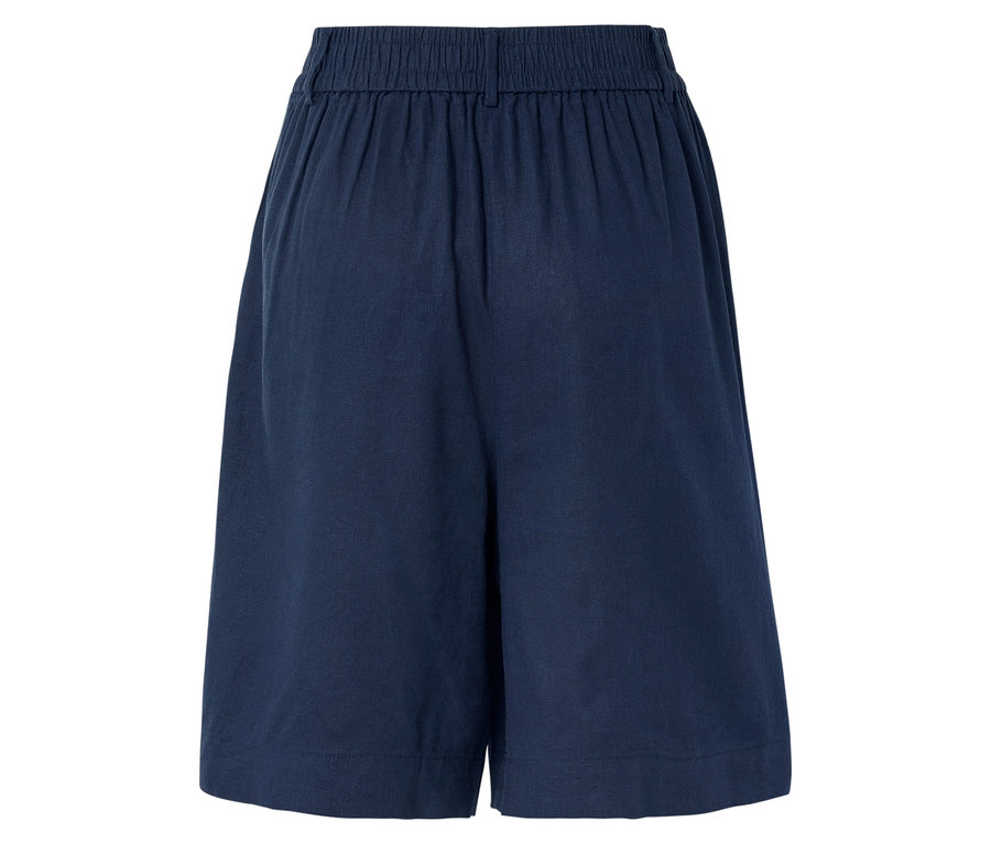 Nahaufnahme der Rückseite einer locker sitzenden, marineblauen Shorts mit elastischem Bund.