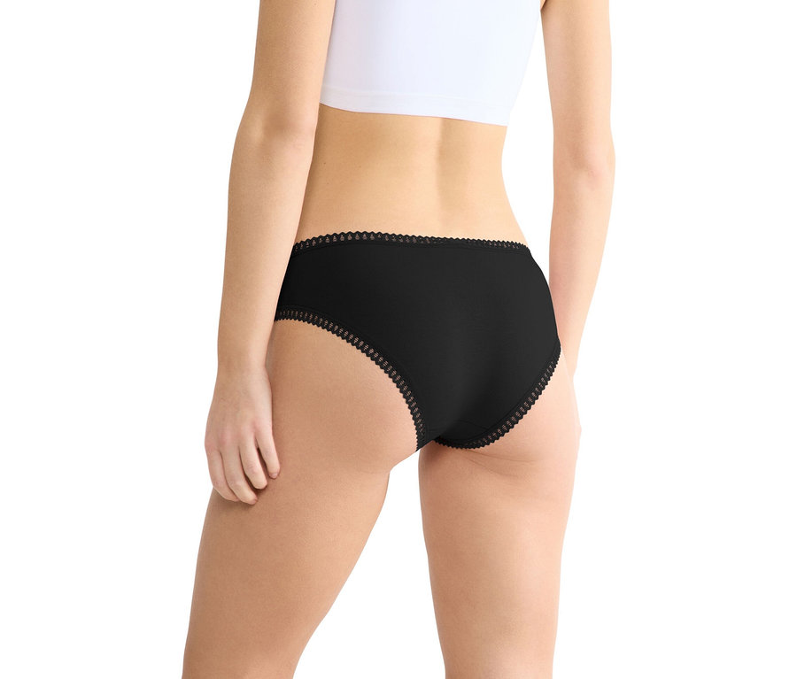 Rückansicht einer Frau, die schwarze Unterwäsche mit Spitzenbesatz und ein weißes Oberteil trägt.