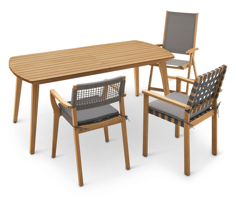 Holztisch mit drei Stühlen mit grauen Auflagen.