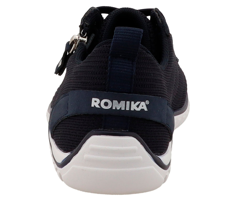 Nahaufnahme der Rückseite eines marineblauen Romika-Schuhs mit weißer Sohle.