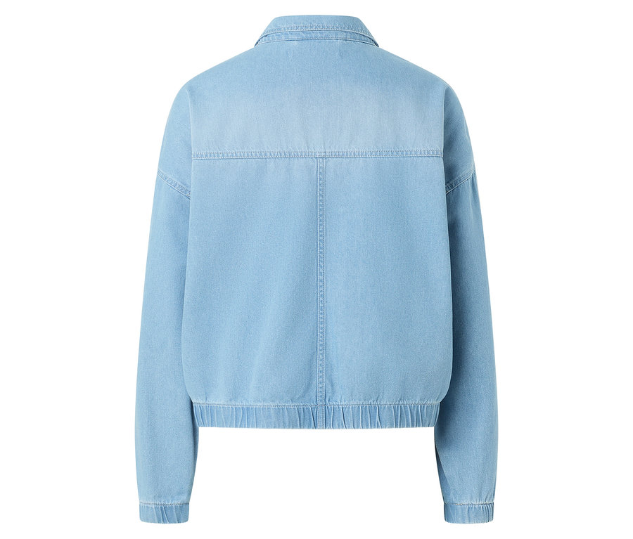Rückansicht einer hellblauen Jeansjacke mit Knopfleiste.