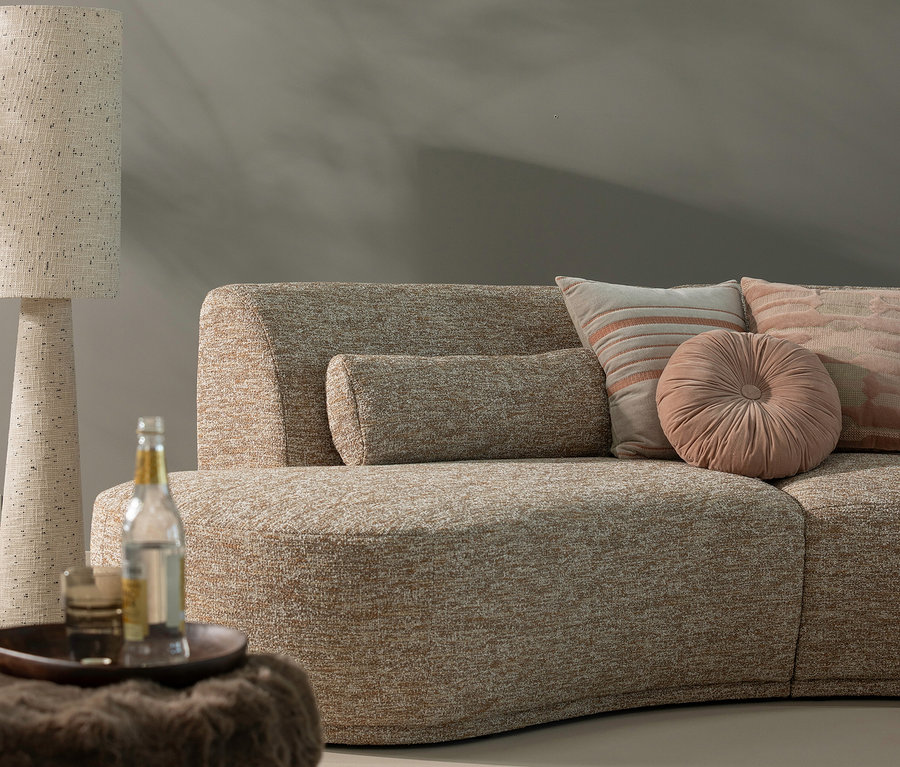 Beige Couch mit Kissen und eine Flasche Wasser auf einem Fellhocker »Olven« von WOOOD.