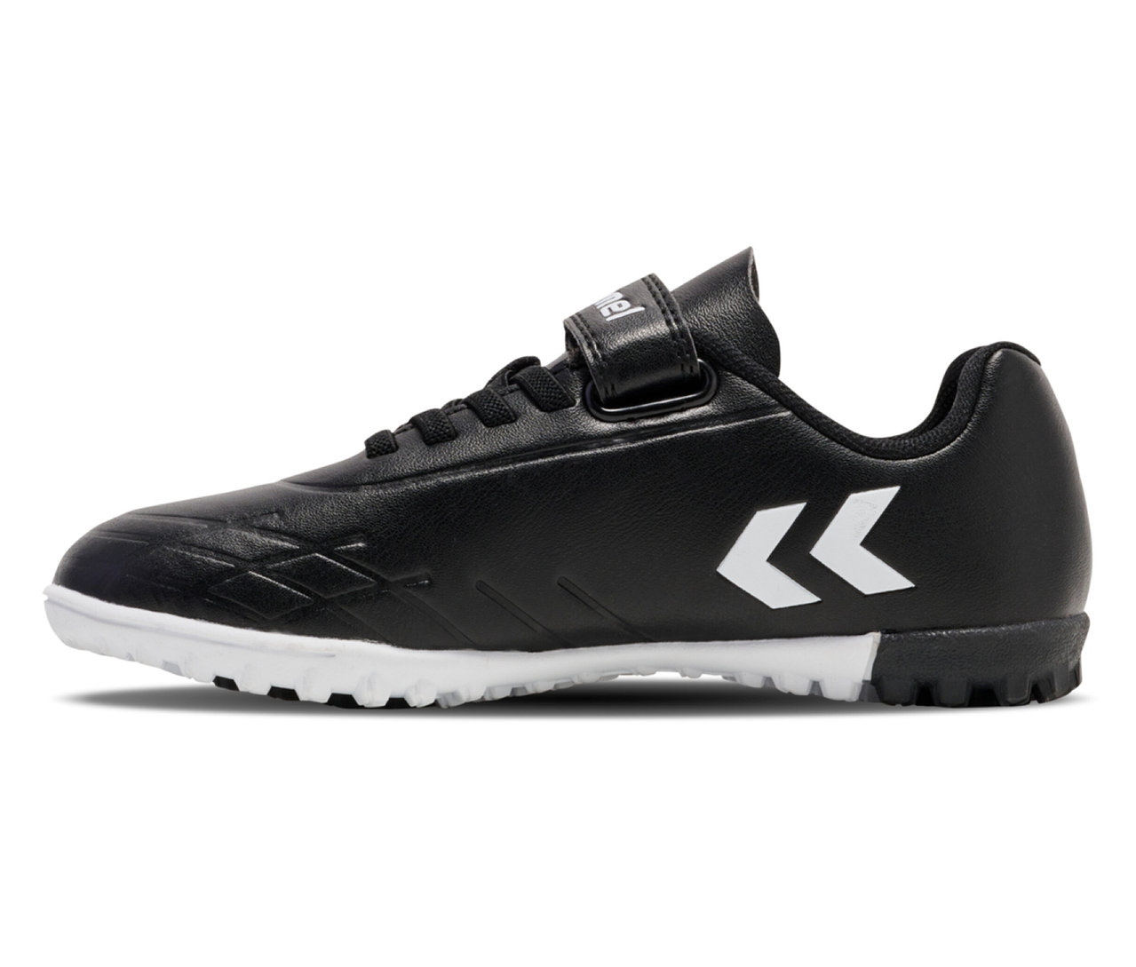 Schwarzer hummel® Top Star Turf JR Fußballschuh mit weißer Sohle und weißen Winkeln auf der Seite.