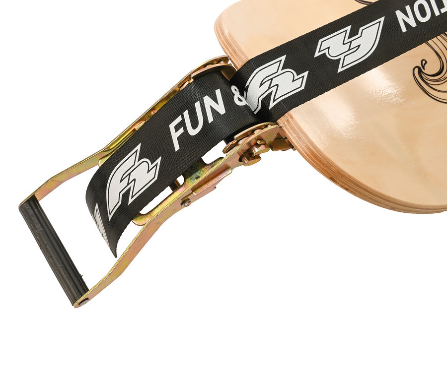 Detailaufnahme eines F2 Surfline Board Slackline mit schwarzem Gurtband und Metallschnalle.