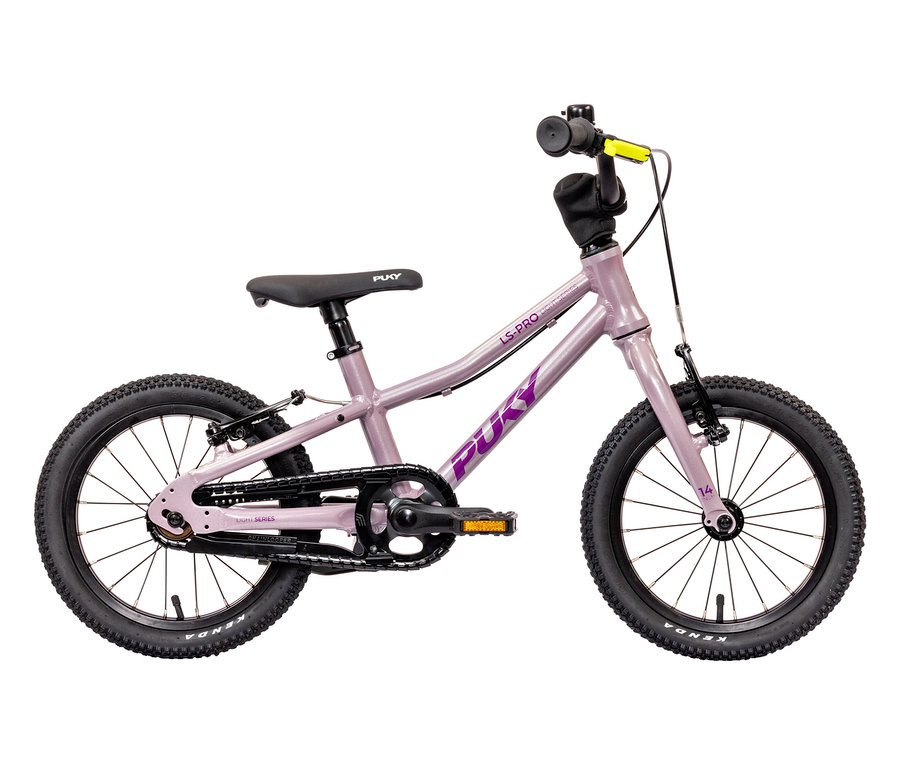 Das PUKY Fahrrad LS-PRO 14 in Pearl Pink steht seitlich. Das Kinderfahrrad hat schwarze Reifen und einen schwarzen Sattel.