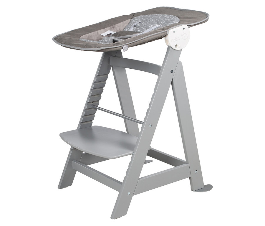 Ein grauer Babystuhl mit einem grauen Sitzpolster oben.