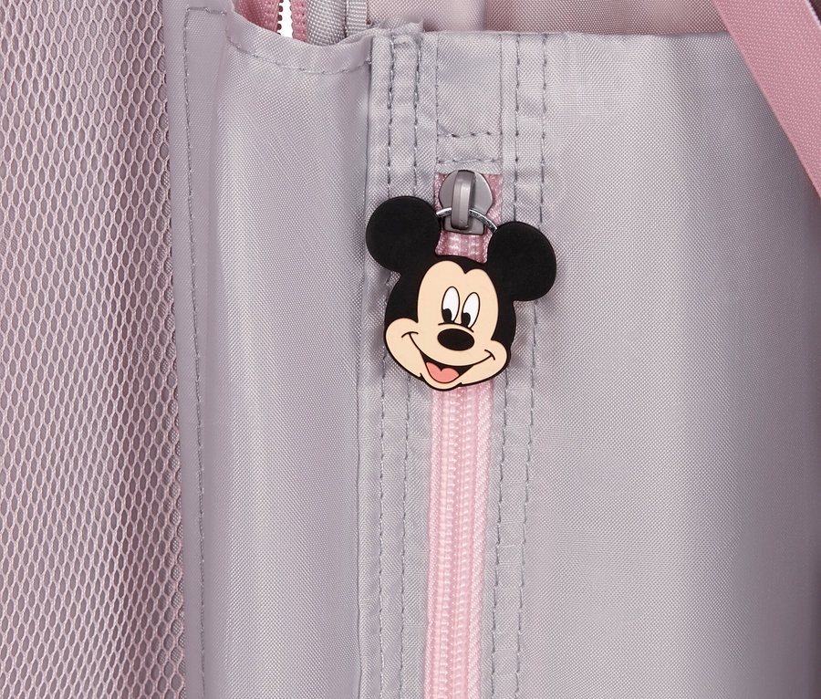 Nahaufnahme eines grauen Kofferfachs mit einem Minnie-Maus-Reißverschluss.