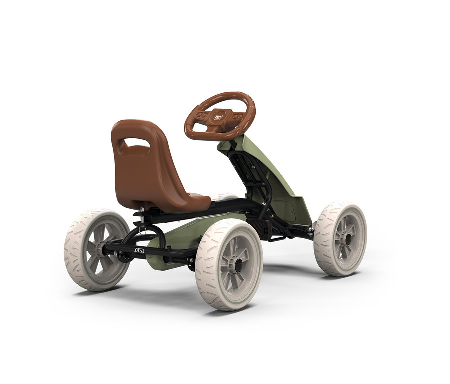 Grünes Go-Kart mit braunem Sitz und Lenkrad sowie hellgrauen Rädern, von hinten rechts gesehen. Auf dem Rahmen steht „FOXY“.