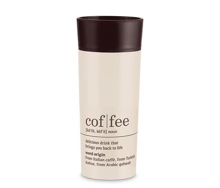Ein Coffee-to-go-Becher, Coffee Dictionary, in Beige mit braunem Deckel.