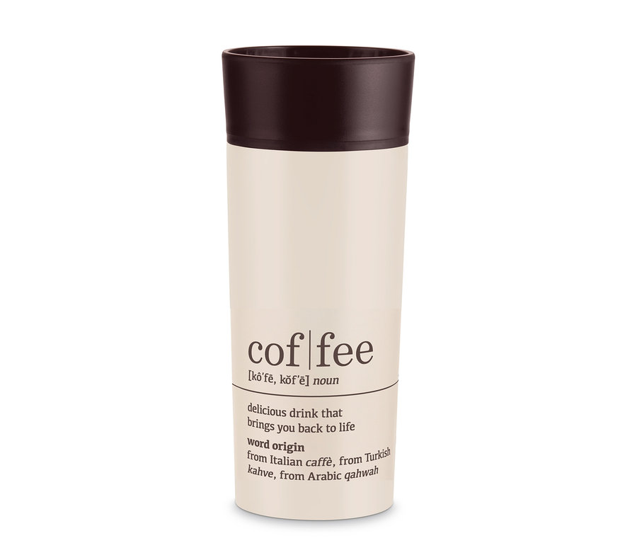 Ein Coffee-to-go-Becher, Coffee Dictionary, in Beige mit braunem Deckel.