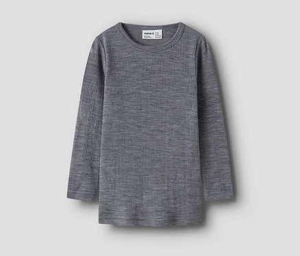 Graues, geripptes Langarmshirt mit Rundhalsausschnitt.