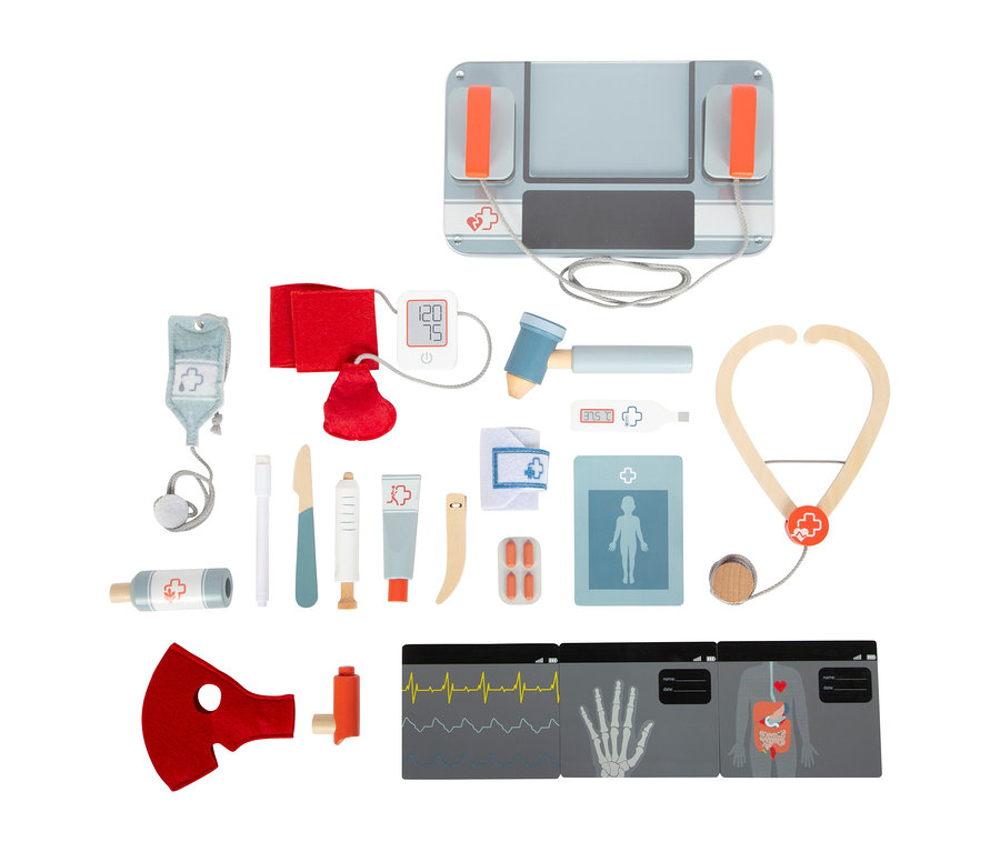 Eine small foot Notarzttasche mit Spielzeug-Arztinstrumenten: Defibrillator, Blutdruckmessgerät, Stethoskop, Thermometer, Infusionsbeutel, Spritze, Skalpell, Salben, Zungenspatel, Pillen, Verband, Stirnlampe, Otoskop und drei Röntgenbilder/Monitoranzeigen.