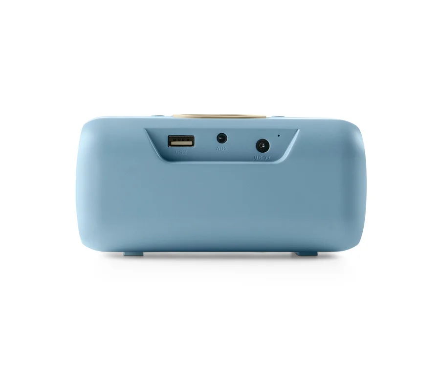 Detail der Rückseite eines hellblauen Lautsprechers mit Qi-Charging, der einen USB-Anschluss und einen AUX-Eingang hat.
