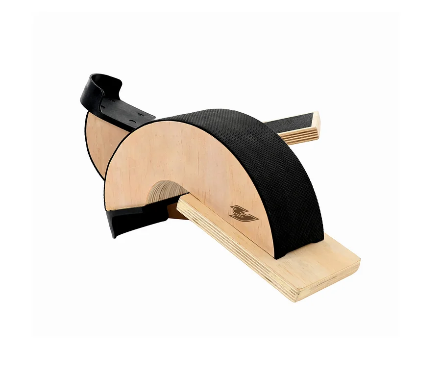 Zwei F2 STRETCH BOARDS aus hellem Holz mit geschwungenem Design und schwarzen strukturierten Riemen sind auf weißem Hintergrund positioniert.