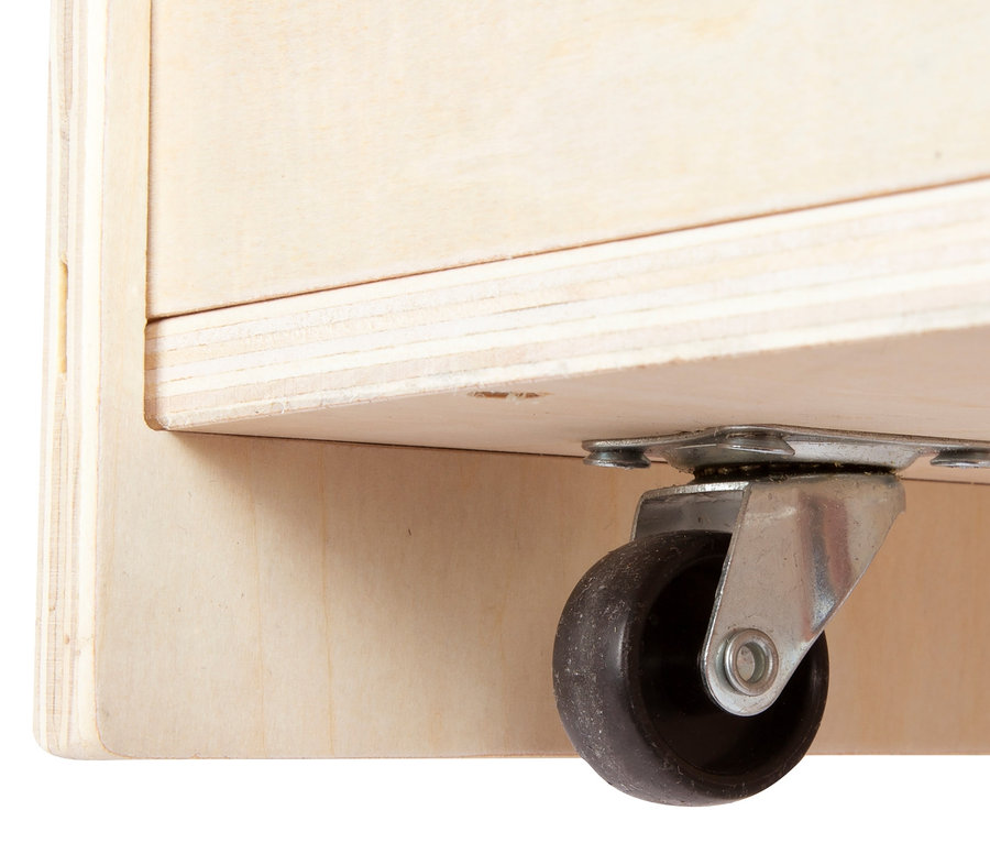 Detailansicht der Unterseite einer small foot Spielzeugbox mit Rad.