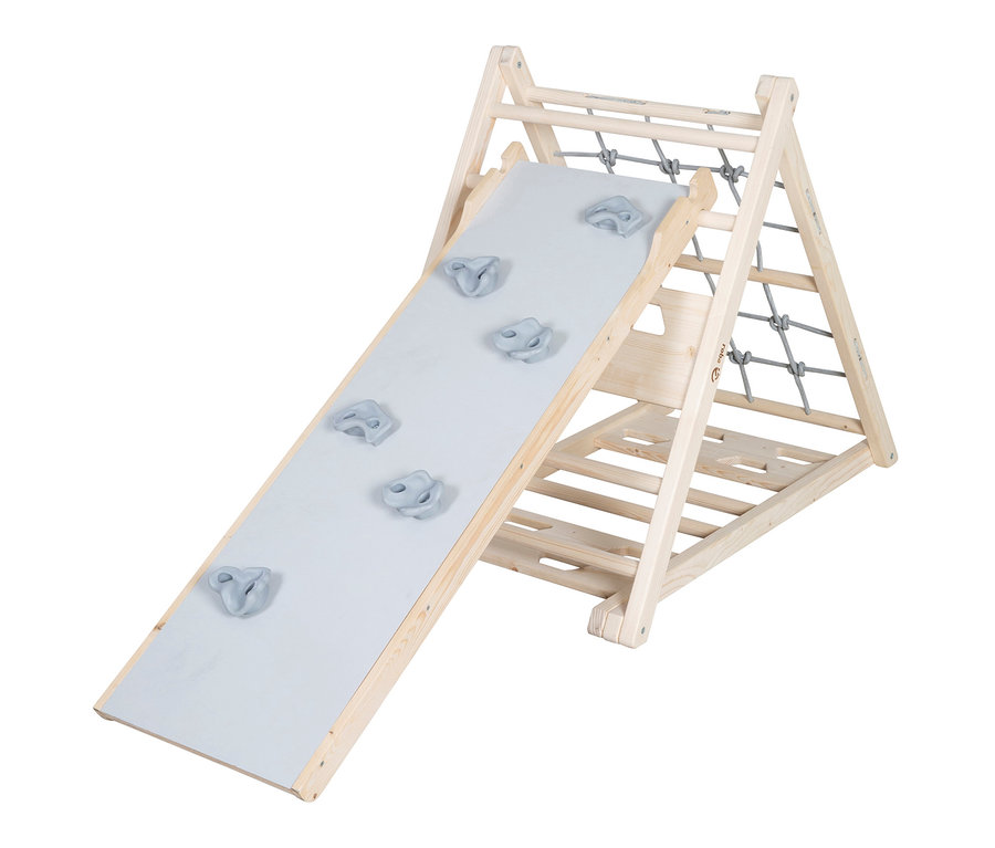 Ein hölzernes Klettergerüst mit der roba Rutschbrett Kletterwand.