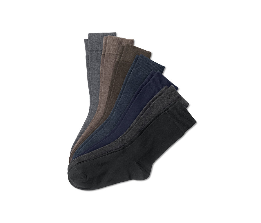 Ein Set aus acht Paar Herrensocken in verschiedenen Farben auf weißem Hintergrund.