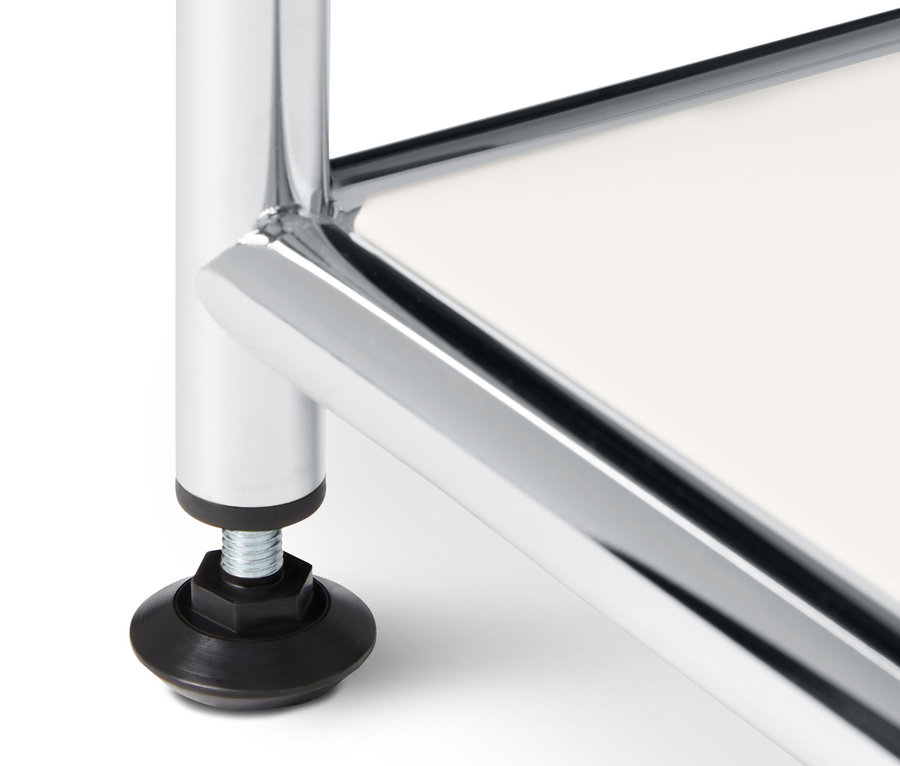 Detailansicht eines Couchtisch Metall »CN3«, offen, weiß, mit einem verchromten Bein und einem schwarzen Fuß.