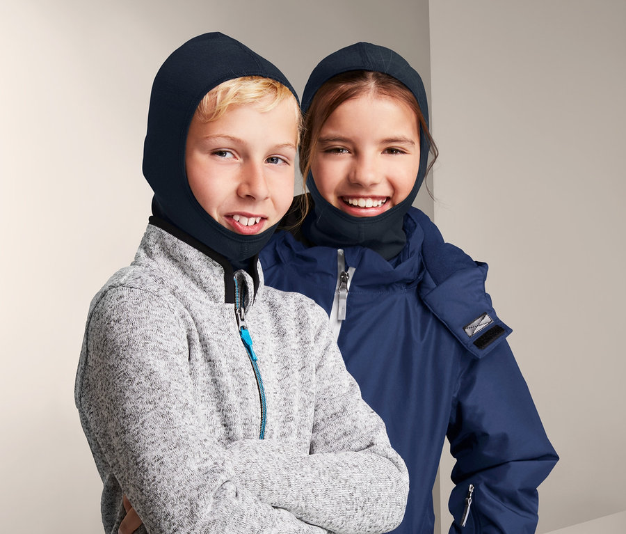Kinder tragen Sturmhauben und Winterkleidung.