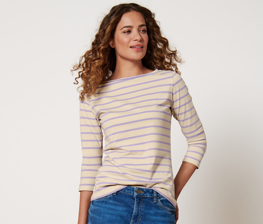 Frau trägt ein beige-fliederfarben gestreiftes Shirt mit 3/4-Arm.