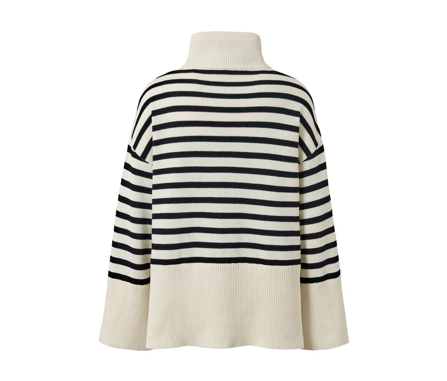 Detailansicht eines creme- und schwarzen Strickpullovers mit Wolle.