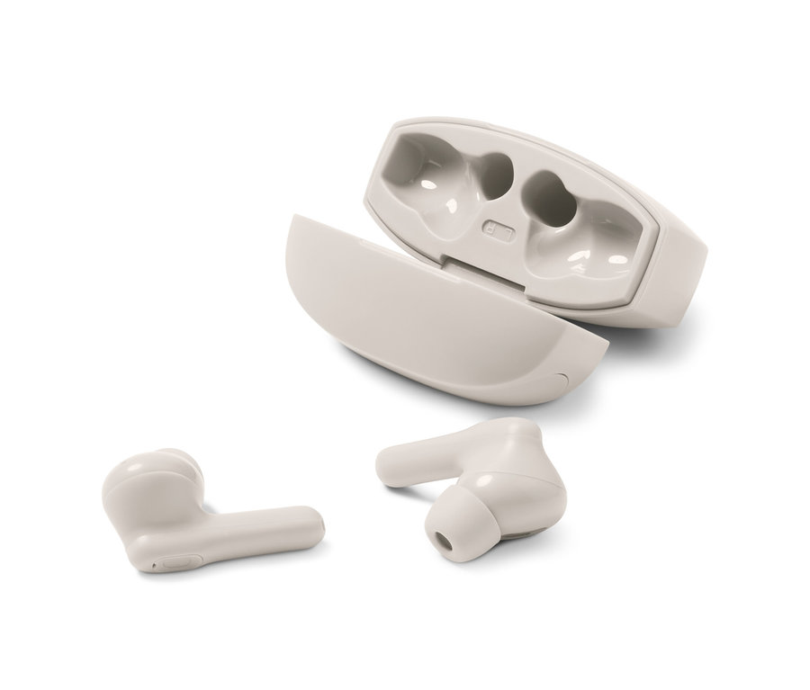 Zwei TWS-In-Ear-Kopfhörer und ein geöffnetes Ladecase auf weissem Hintergrund.