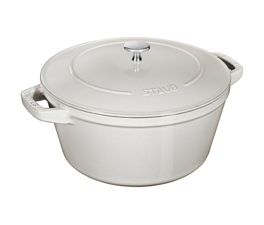 Ein weißer STAUB Kochtopf aus dem »La Cocotte« 3-teiligen Set mit silbernem Griff am Deckel.