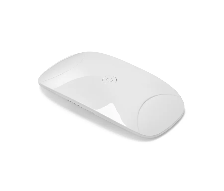 Ein weißer LED-UV-Nageltrockner auf einem weißen Hintergrund.