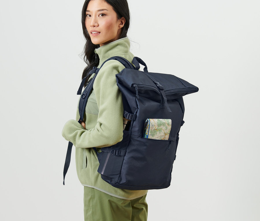 Frau mit Outdoor-Rucksack.