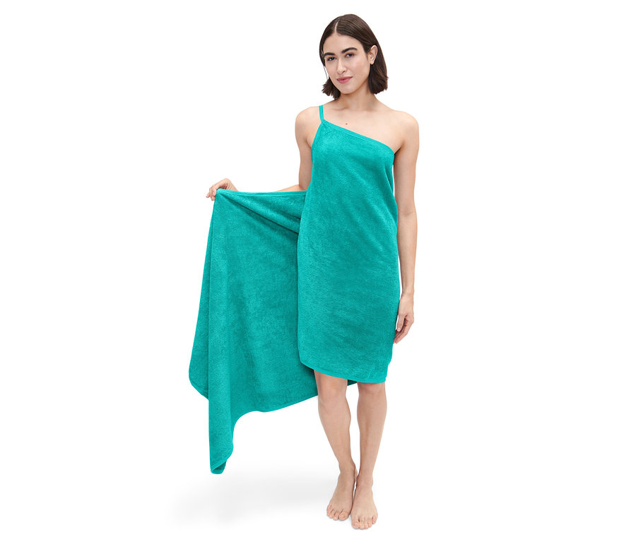 Frau posiert in einem aqua Handtuch-Kleid.