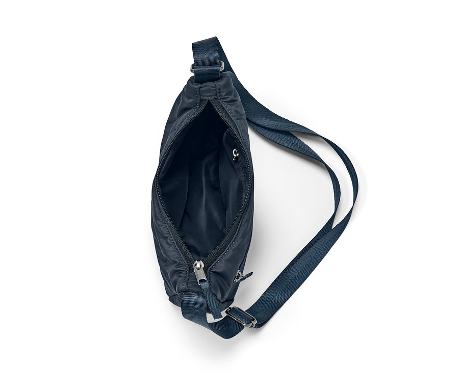 Detailaufnahme einer blauen Umhängetasche mit offenem Reißverschluss.