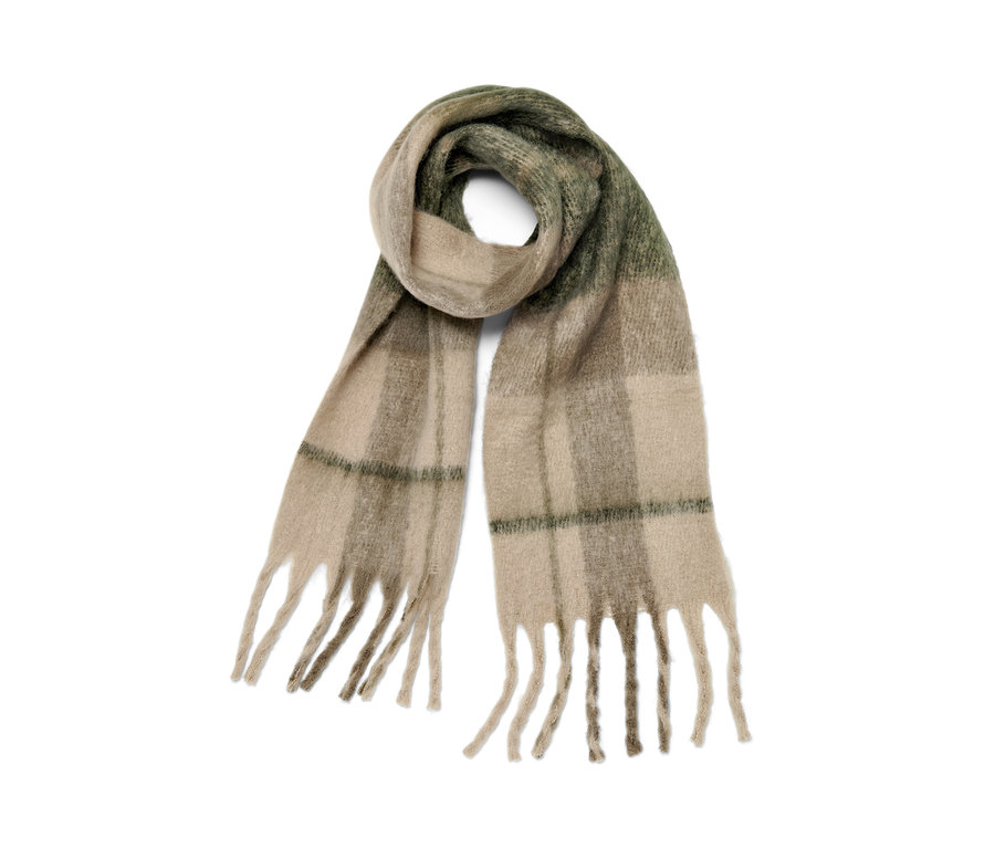Beige-grüner Strickschal mit Fransen auf weißem Hintergrund.