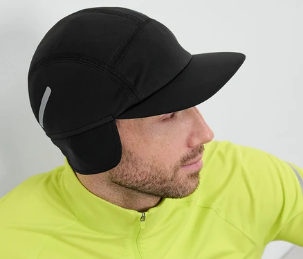 Mann trägt eine Lauf-Kappe.
