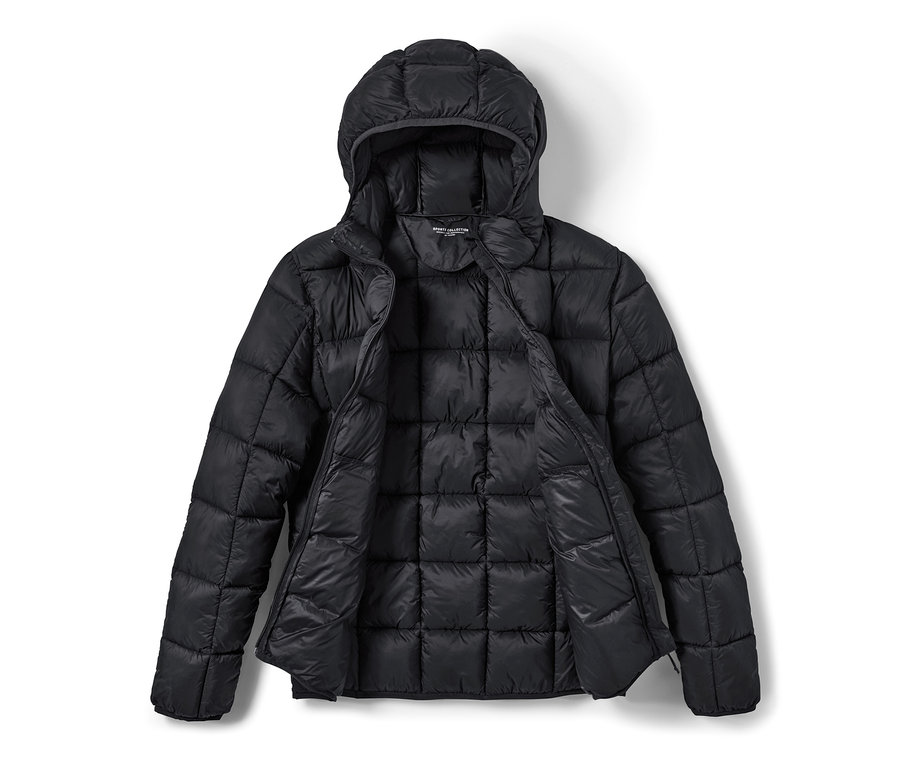 Eine offene, schwarze Steppjacke mit Kapuze liegt auf hellem Grund.