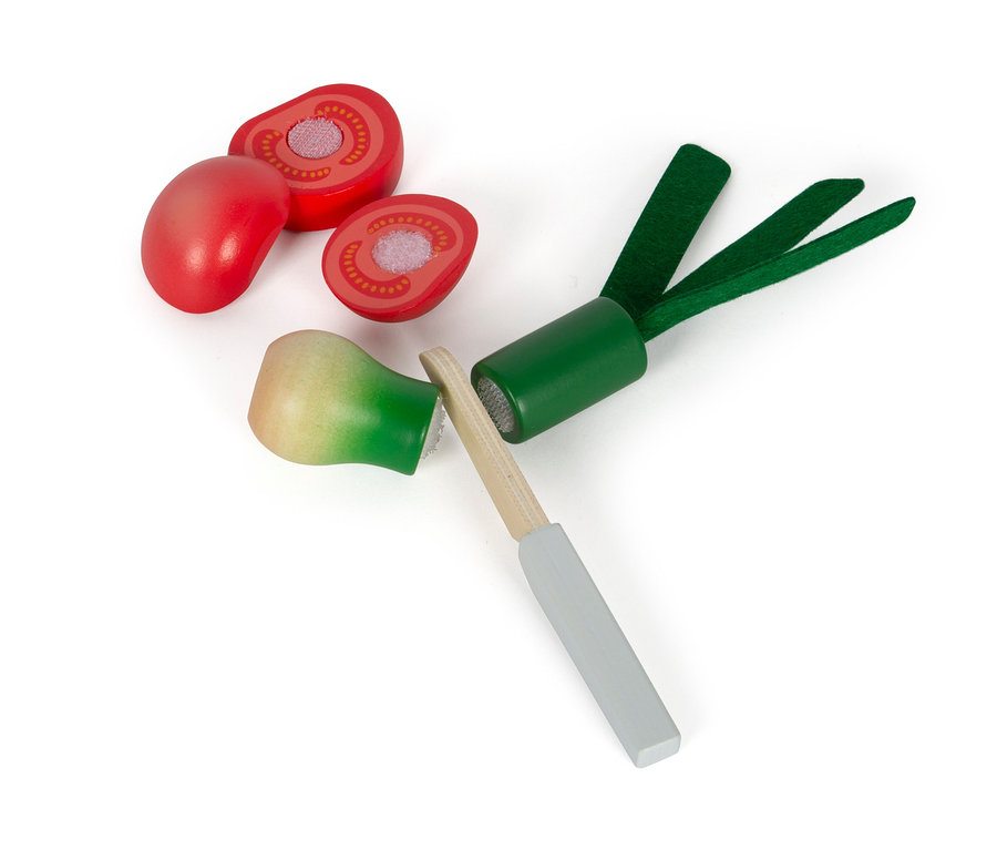 Ein small foot Schneide-Set Obst und Gemüse »fresh« Spielzeug aus Holz auf einem weißen Hintergrund.