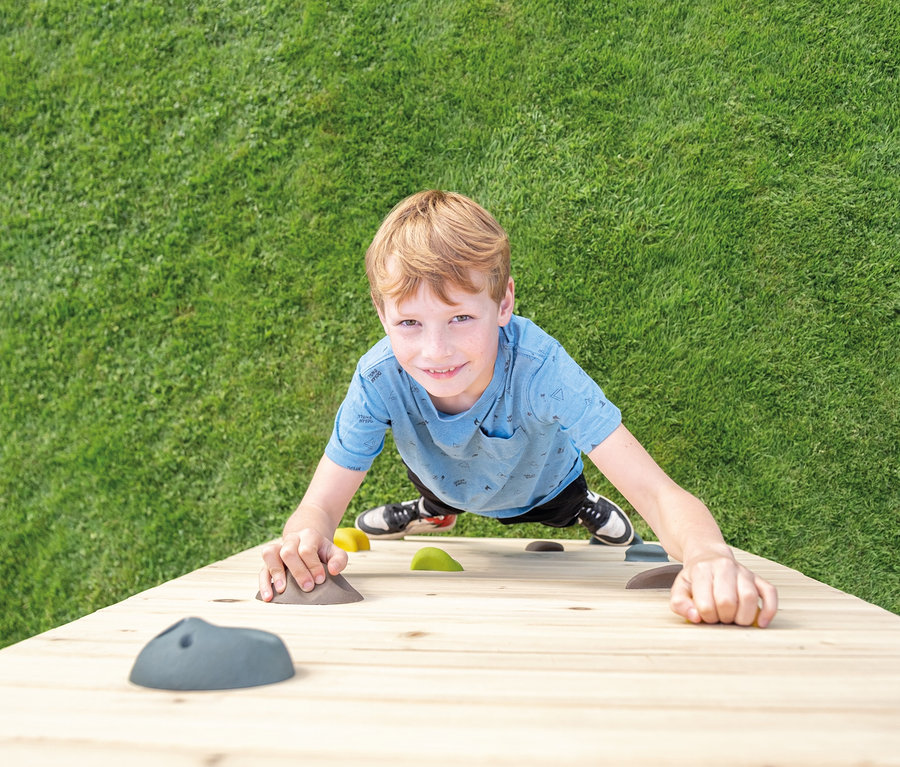 Junge klettert auf EXIT Klettergerüst MB220 Klettergerüst.