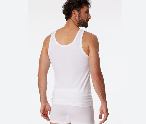 Mann von hinten trägt 2 SCHIESSER Unterhemden mit Bio-Baumwolle, weiß.