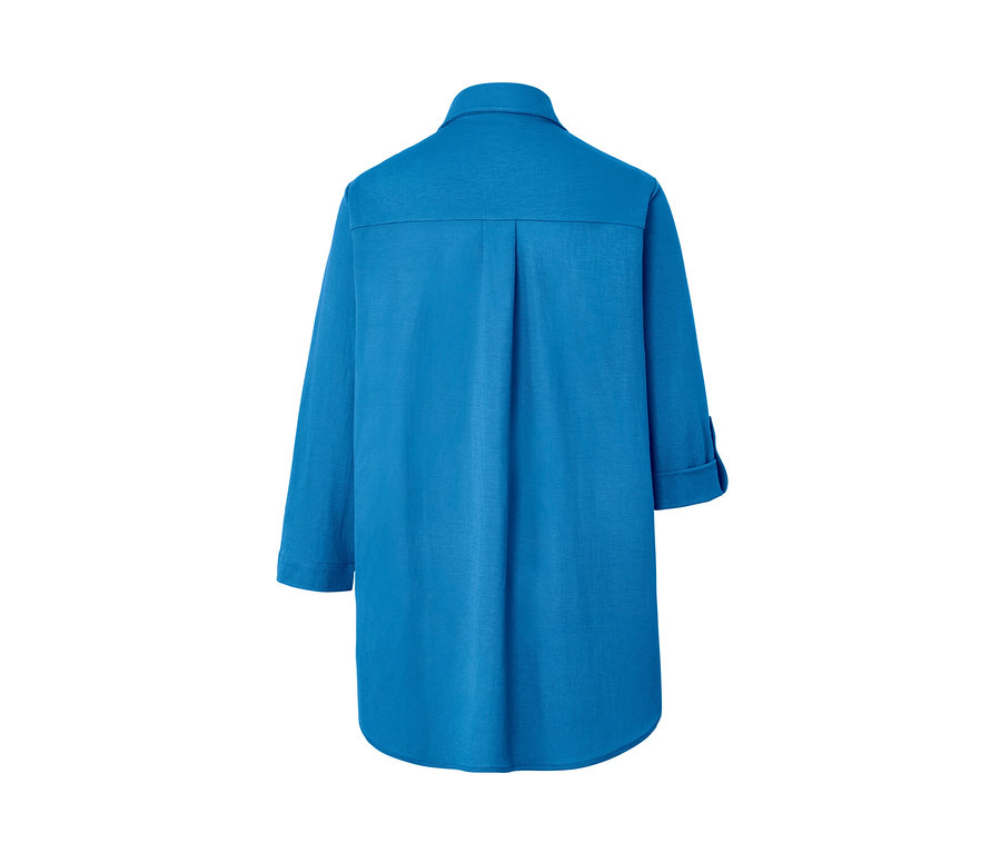 Eine azurblaue Piqué-Jerseybluse von hinten.