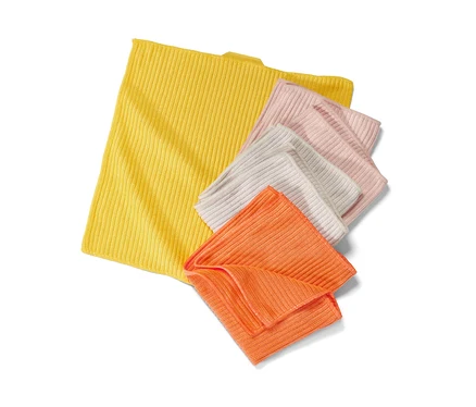 Vier Universal-Reinigungstücher in Gelb, Orange, Weiß und Rosa.