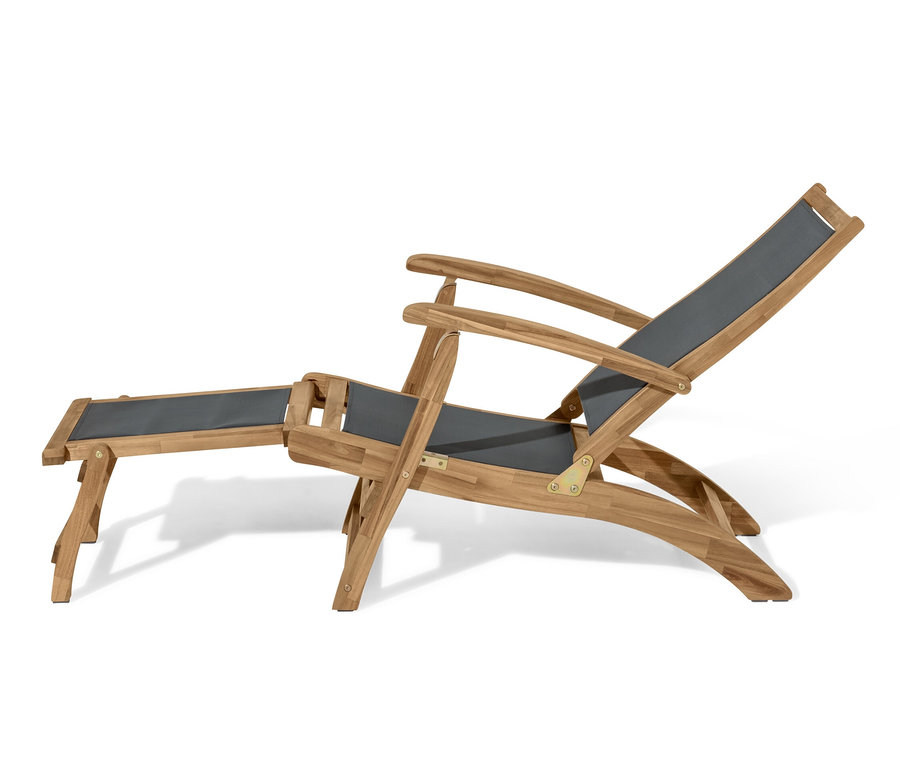 Deckchair »Lenja« mit ausziehbarer Fußlehne auf weißem Hintergrund.