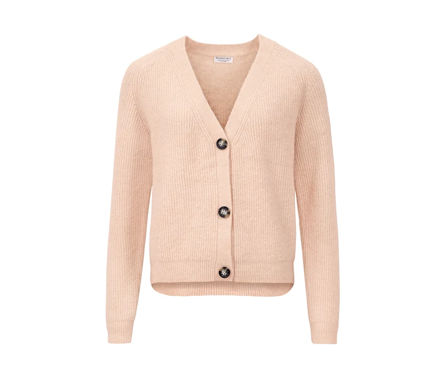 Ein hellrosa Grobstrick-Cardigan mit drei Knöpfen.