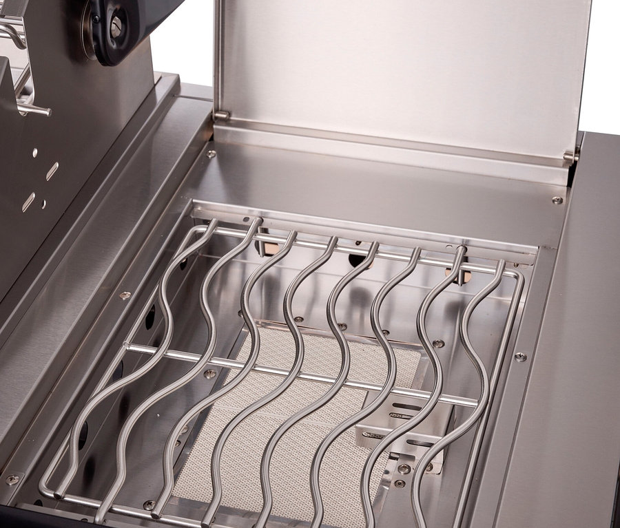 Detailansicht der Buschbeck Outdoorküche »Chester« mit geöffnetem Grill.