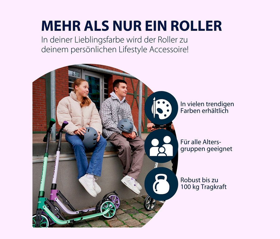 Zwei Jugendliche sitzen neben Tretrollern und halten Helme. Im Bild ist ein lavendelfarbener HUDORA Scooter»BigWheel® 205« advanced zu sehen.