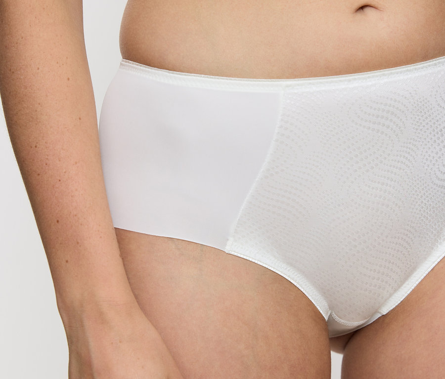 Oberkörper einer Frau, die Triumph Essential »Minimizer Hipster X«, Vanille trägt.