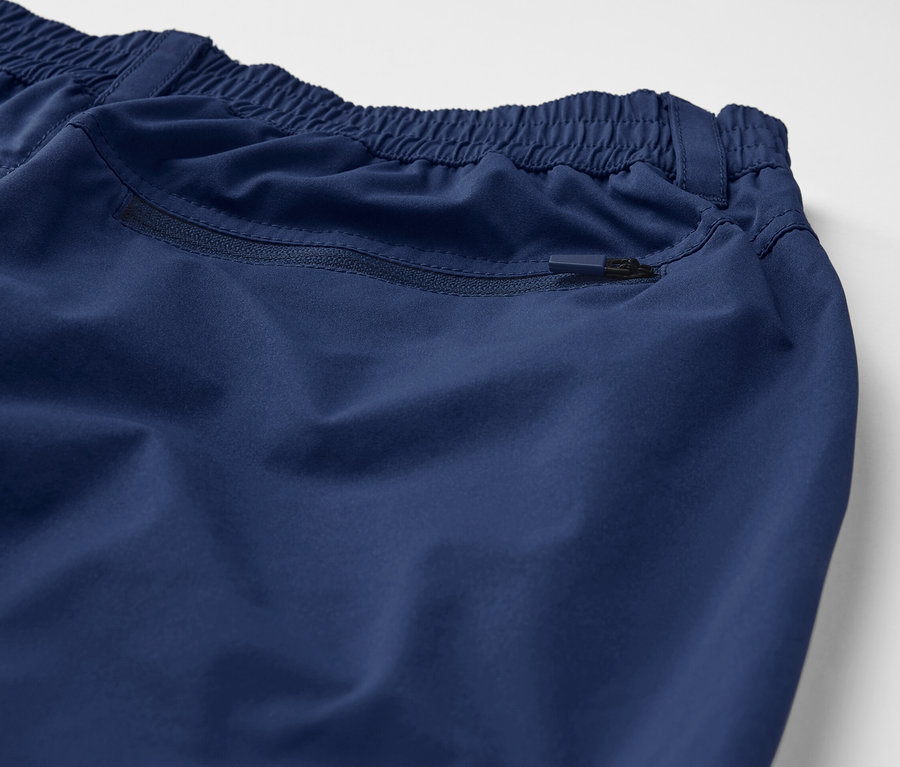 Detailaufnahme einer blauen Softshell-Funktionsshorts.