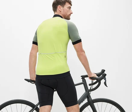 Mann steht neben einem Fahrrad und trägt eine Fahrradhose.