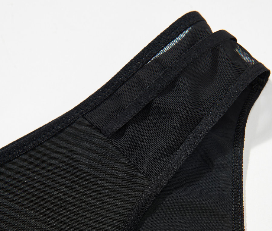 Detailansicht eines schwarzen Passionata Slip »Nais«.