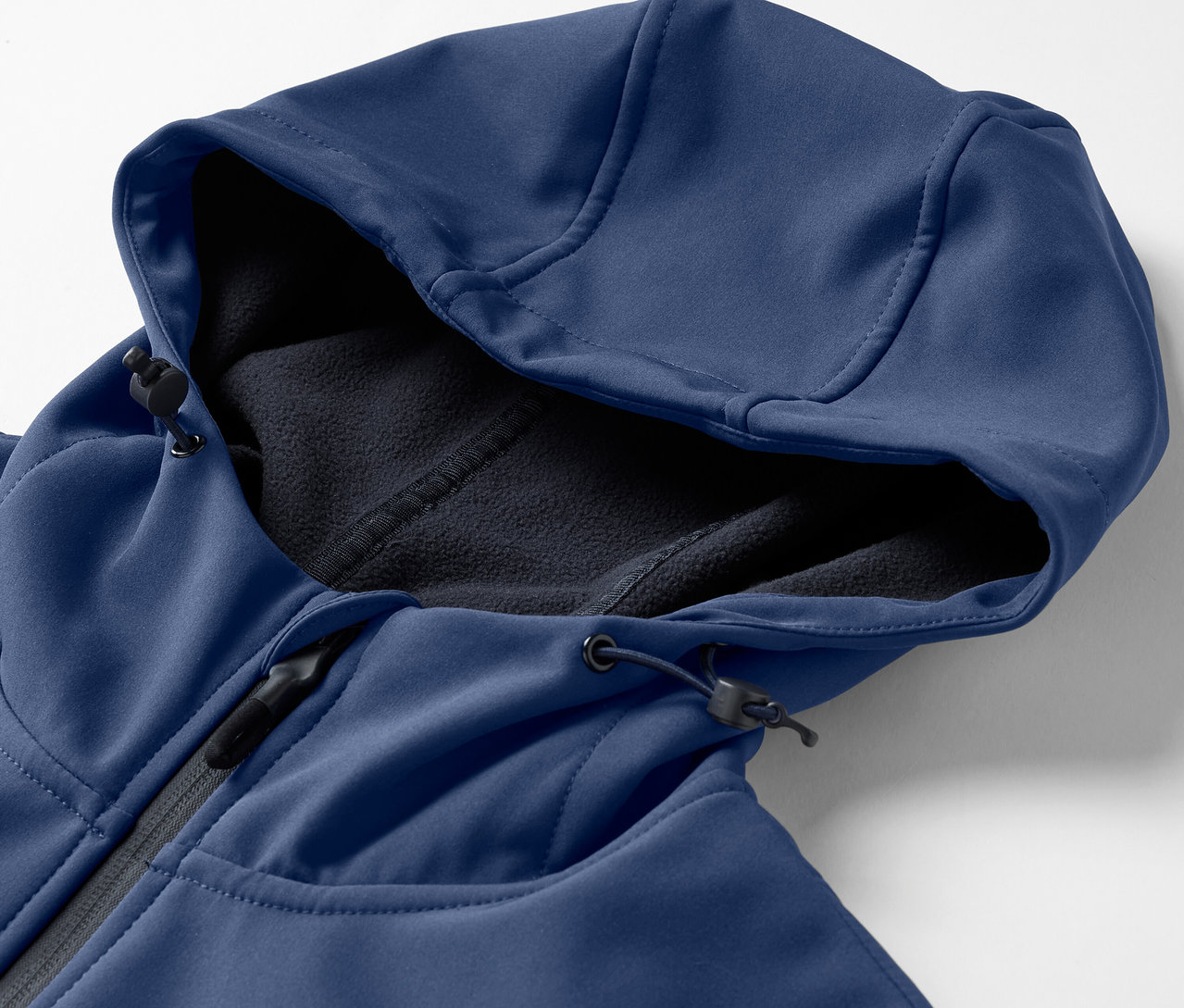 Detailansicht einer marineblauen Softshelljacke mit Kapuze.